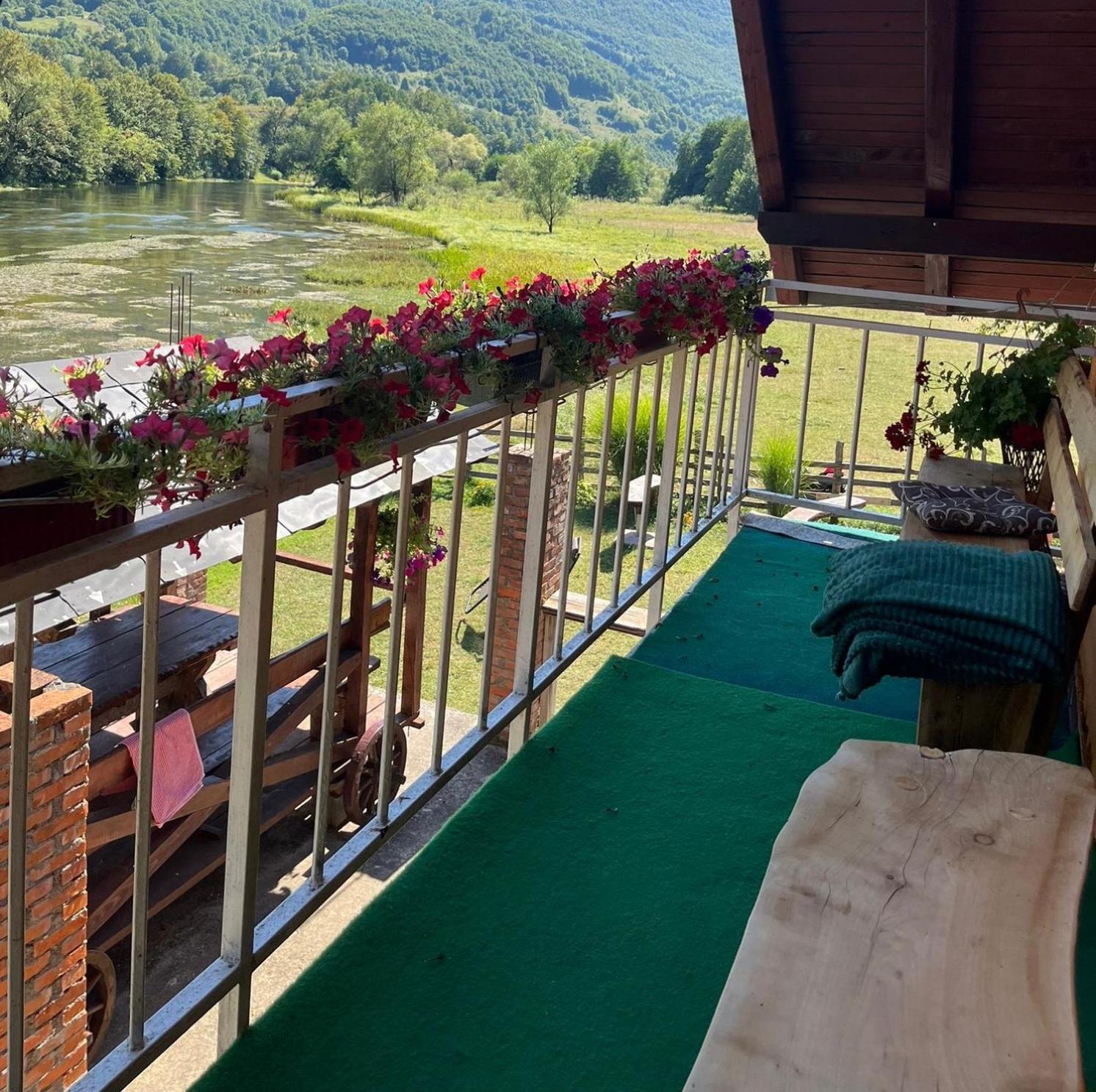 Bed And Breakfast Family Djukic Sipovo Bagian luar foto