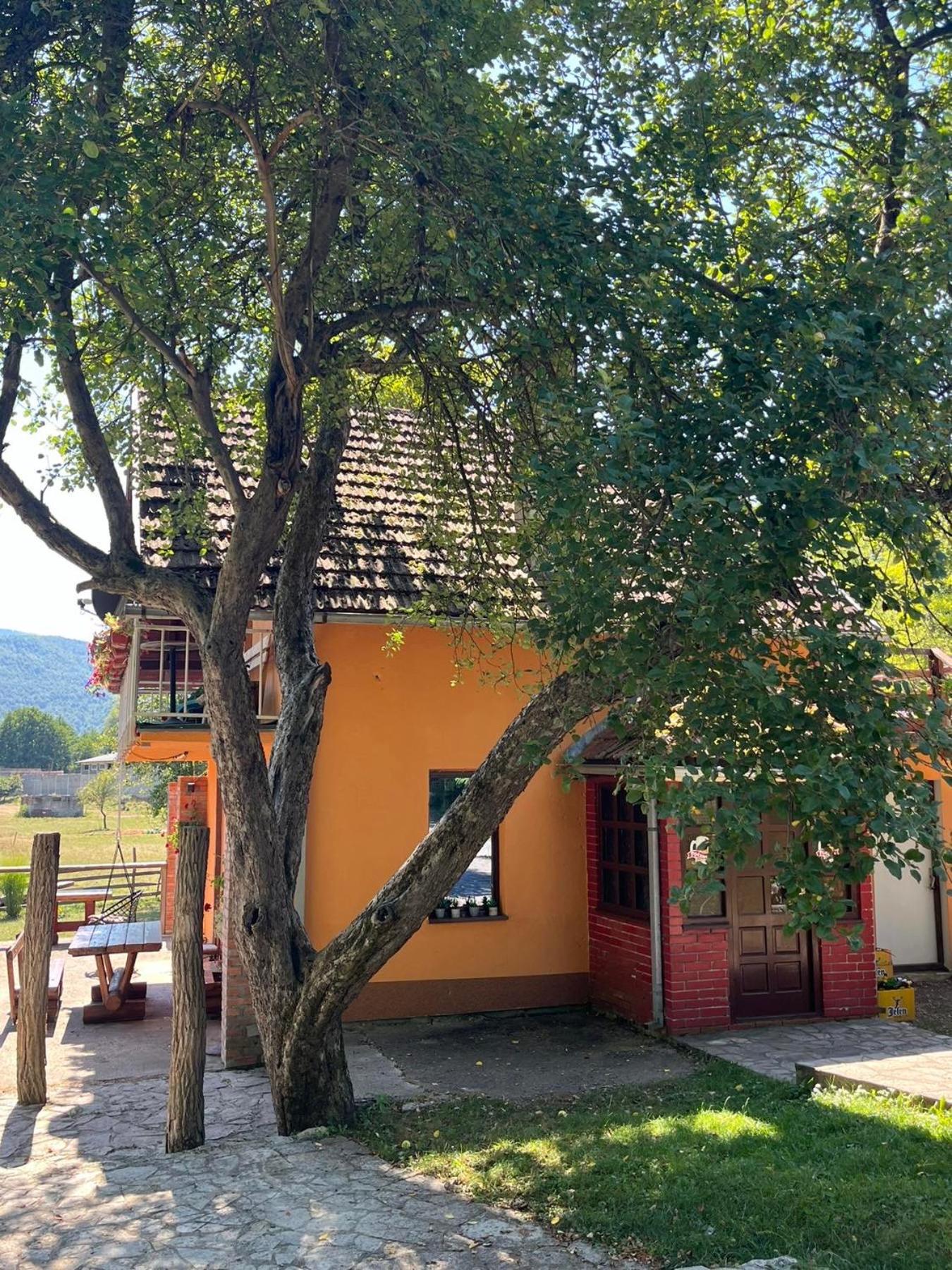 Bed And Breakfast Family Djukic Sipovo Bagian luar foto